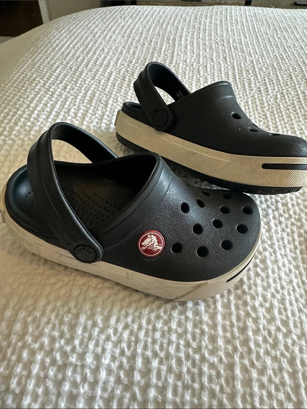 CROCS Kids Classic Clog in Black with White Trim - Picture 3 of 3